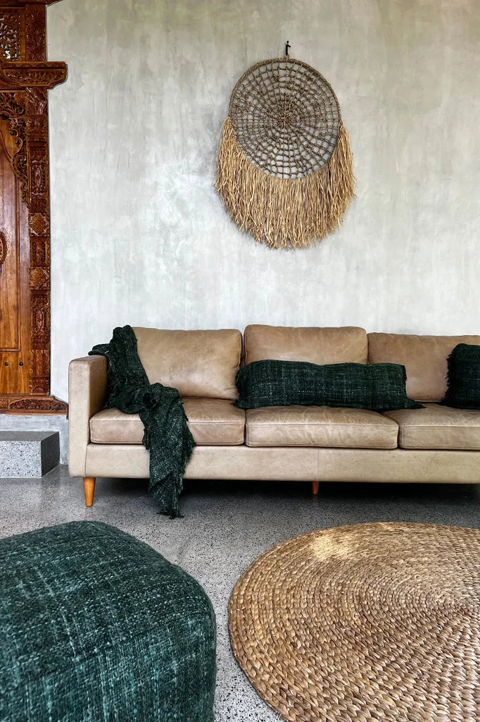 Housse de coussin Oh My Gee Vert forêt sur un canapé neutre avec accents verts