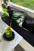 Smoothie vert avec paille et wedge de citron sur coussin Oh My Gee Vert forêt