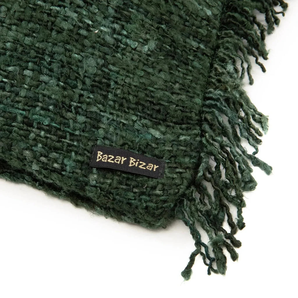 Écharpe verte tissée avec franges, parfaite pour un style élégant et moderne