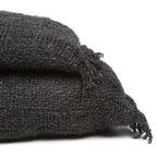 Plaid en coton gris foncé texturé avec franges pour Housse de coussin noire 30x50 cm