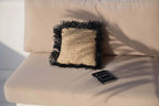 Coussin carré en raphia noir naturel avec franges noires, 40x40 cm