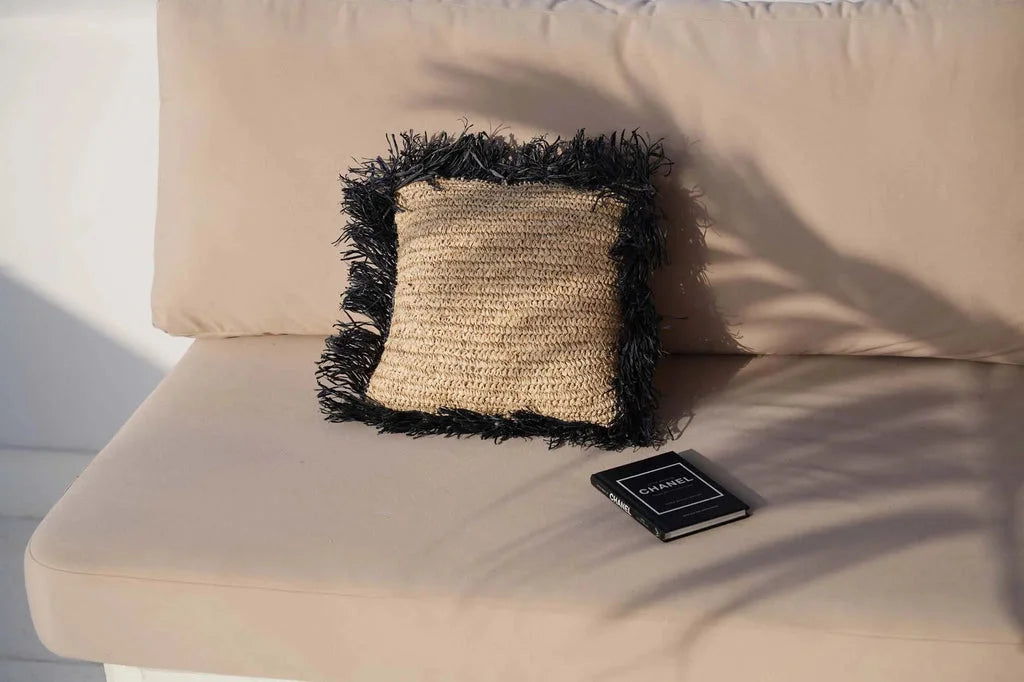 Coussin carré en raphia noir naturel avec franges noires, 40x40 cm