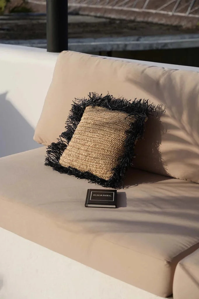 Coussin en raphia noir naturel avec bordure à franges, 40x40 cm