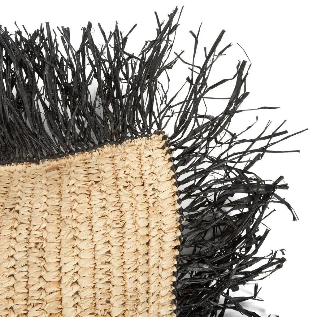 Sac en paille tissé avec franges noires, parfait pour un style naturel et élégant