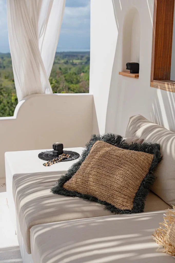 Coussin en raphia marron avec bords frangés, modèle La housse de coussin noir naturel