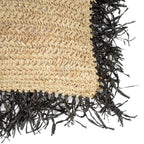 Tapis en paille tissé avec franges noires, produit La housse de coussin en raphia
