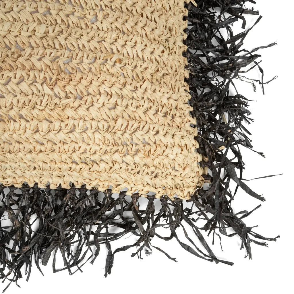 Tapis en paille tissé avec franges noires, produit La housse de coussin en raphia