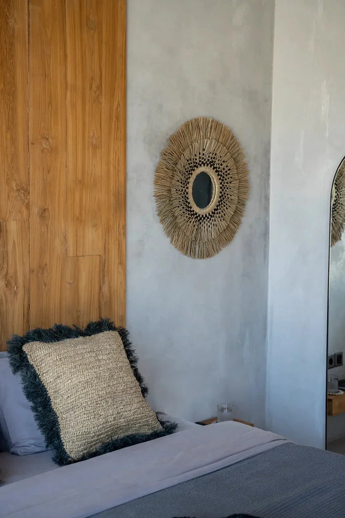 Miroir en paille tissée avec housse de coussin carrée noire en raphia 60x60