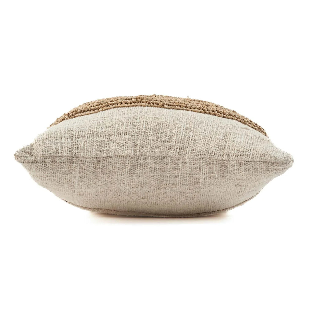 Coussin beige tissé en raphia et coton 50x50 cm pour décoration intérieure