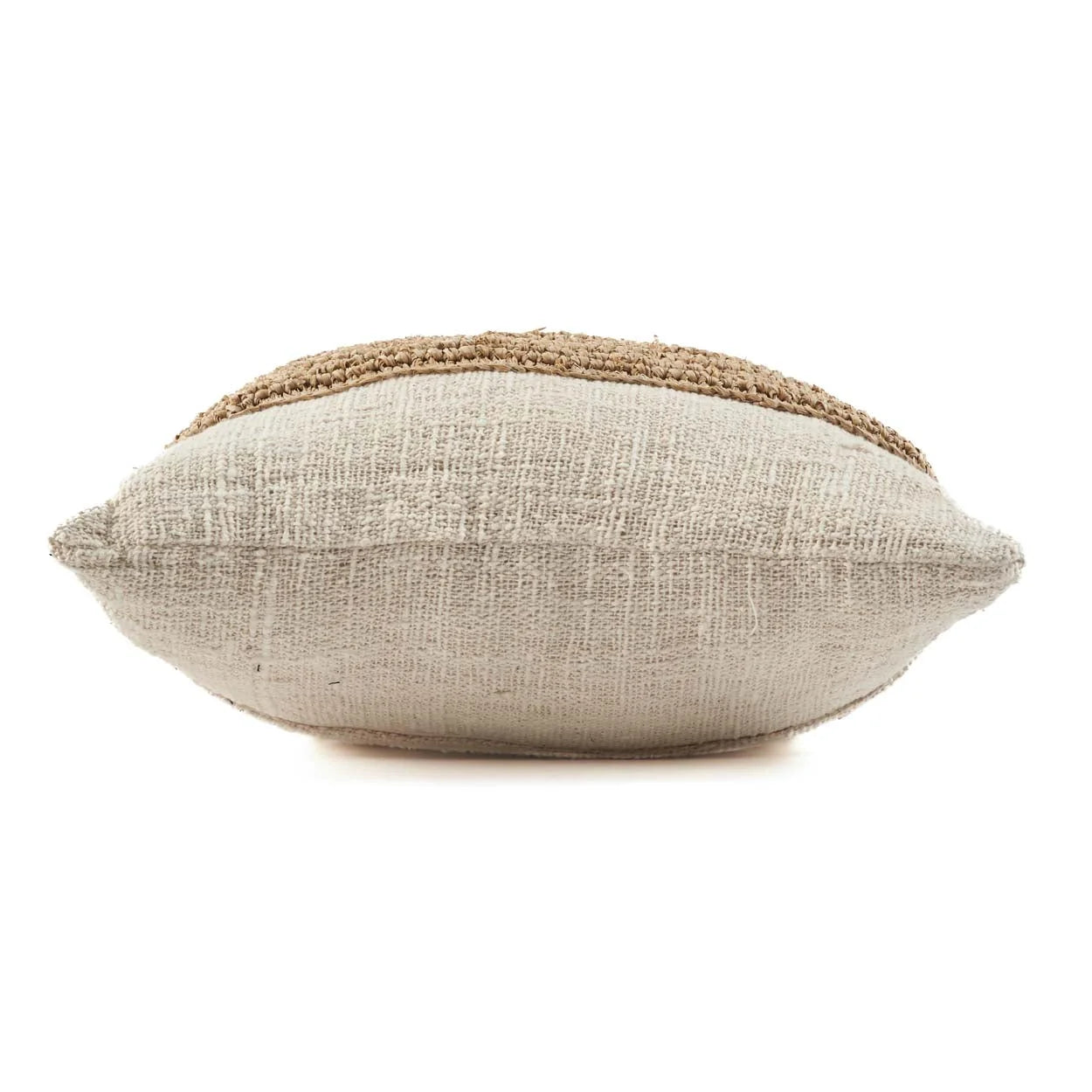 Coussin beige tissé en raphia et coton 50x50 cm pour décoration intérieure