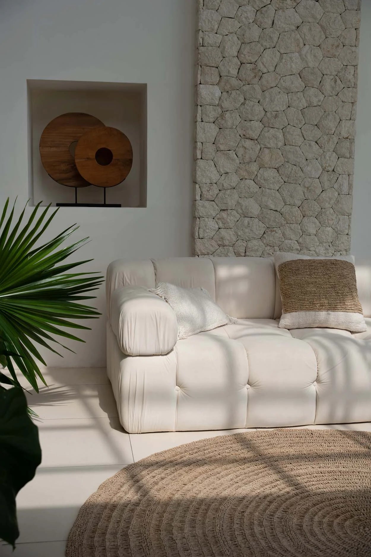 Canapé blanc capitonné avec housse de coussin en raphia et coton 50x50 cm