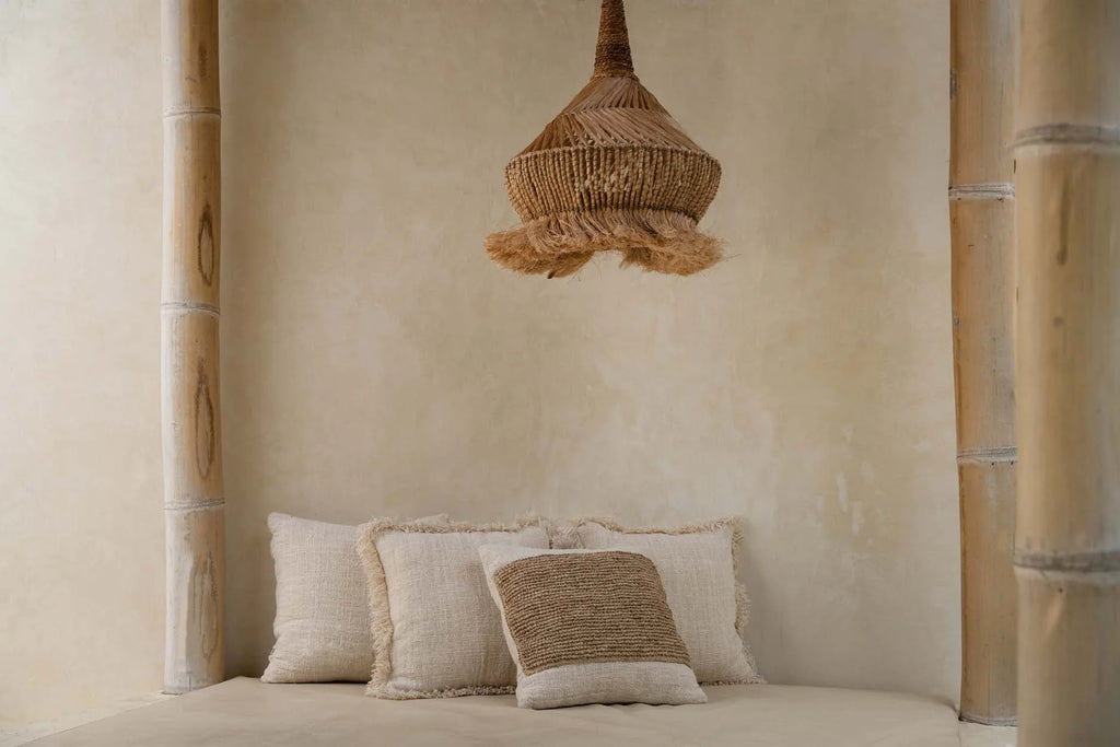 Coin confortable avec luminaire en suspension en raphia et coton 50x50 cm