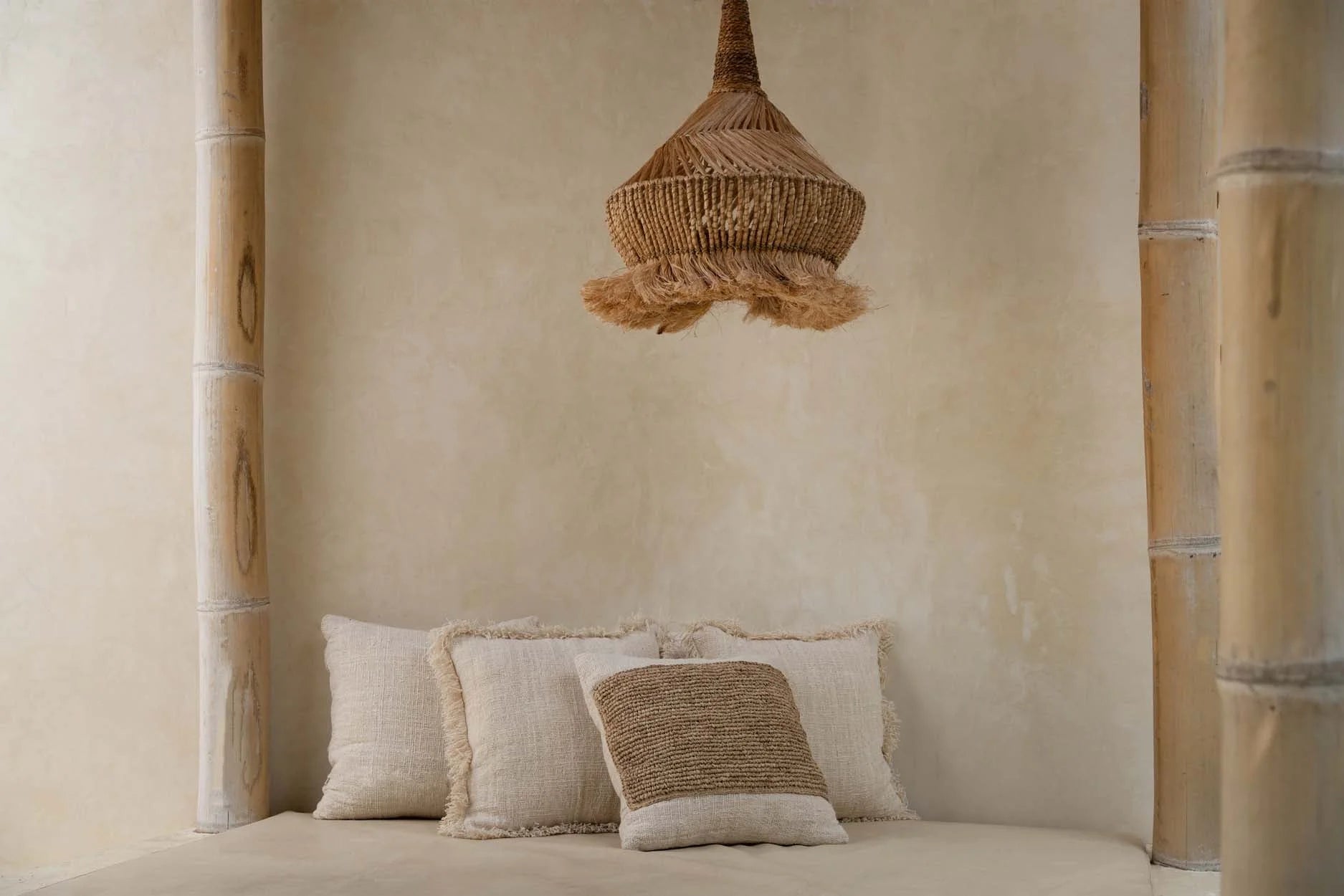 Coin confortable avec luminaire en suspension en raphia et coton 50x50 cm
