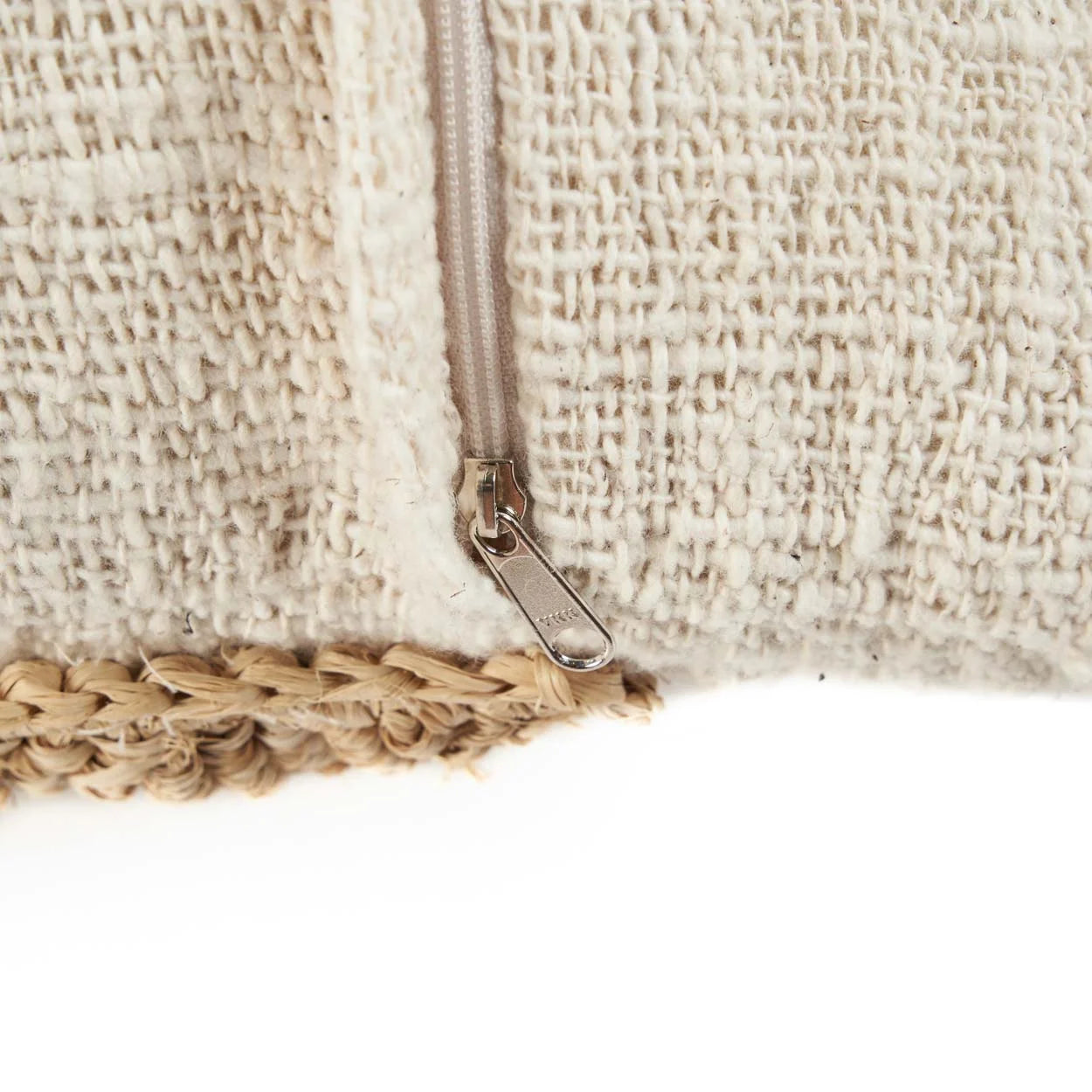 Oreiller en raphia et coton 50x50 cm avec texture, zip et bande tissée élégante