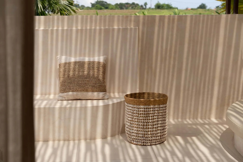 Panier en osier avec bordure marron pour Housse de coussin en raphia et coton 50x50 cm