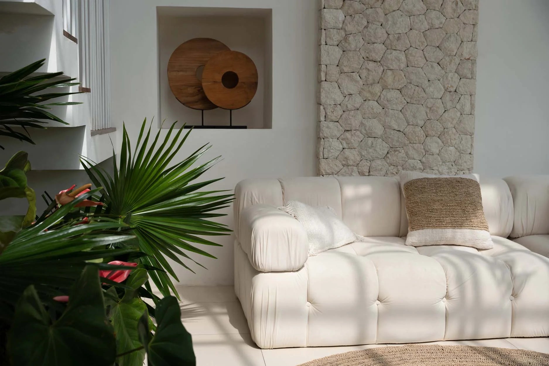 Canapé sectionnel blanc à tufting avec housse de coussin en Raphia et Coton 50x50 cm