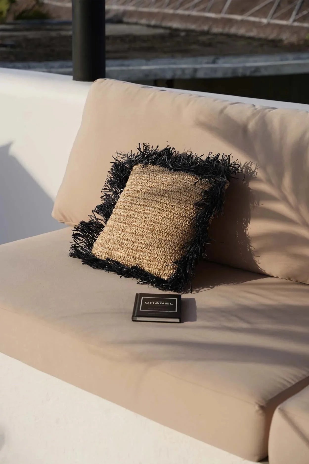 Housse de coussin en raphia noir et naturel 40x40 cm avec coussin carré à centre tissé et frange noire
