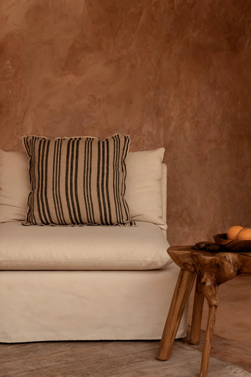 Bol en bois brun rustique avec volants rayés beige et bleu