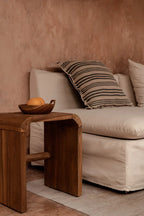 Housse de coussin rayée en lin beige et gris avec intérieur velours bleu marine