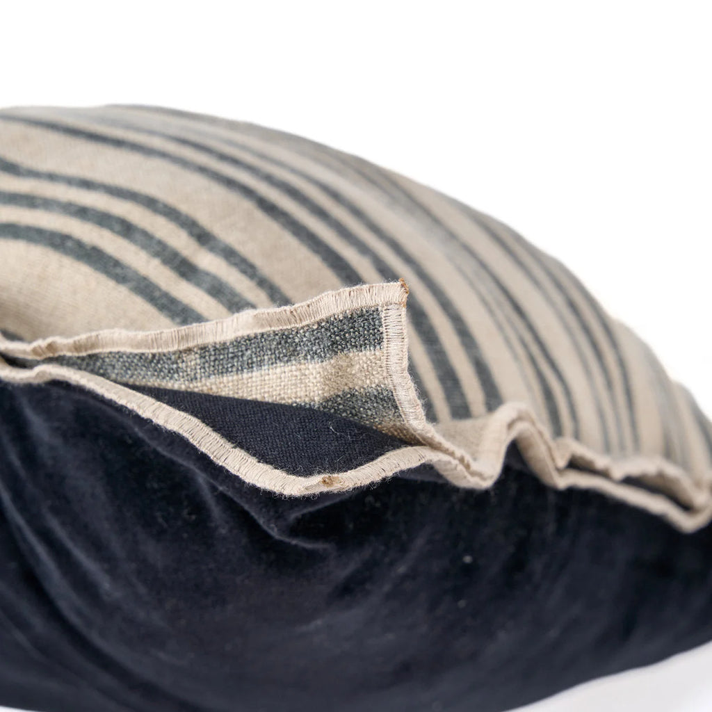 Housse de coussin rayée beige et gris avec intérieur velours noir
