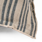 Housse de coussin rayée en lin beige et gris foncé à bord effiloché et dos velours noir