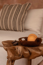 Coussin en velours noir avec bordure claire contrastante et rayures lin beige bleu gris