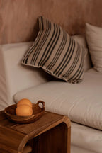 Veste en shearling bleu marine à col beige contrasté et zip noir