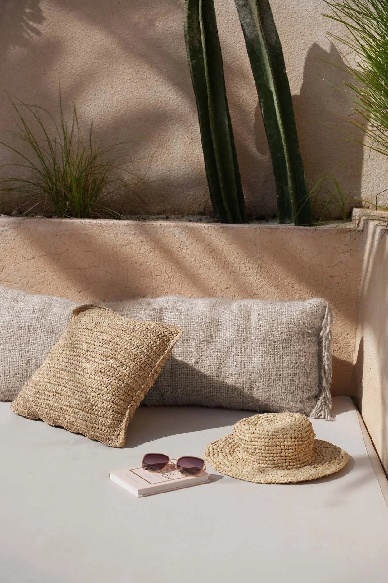 Chapeau paille beige tressé bord large texture fibres naturelles