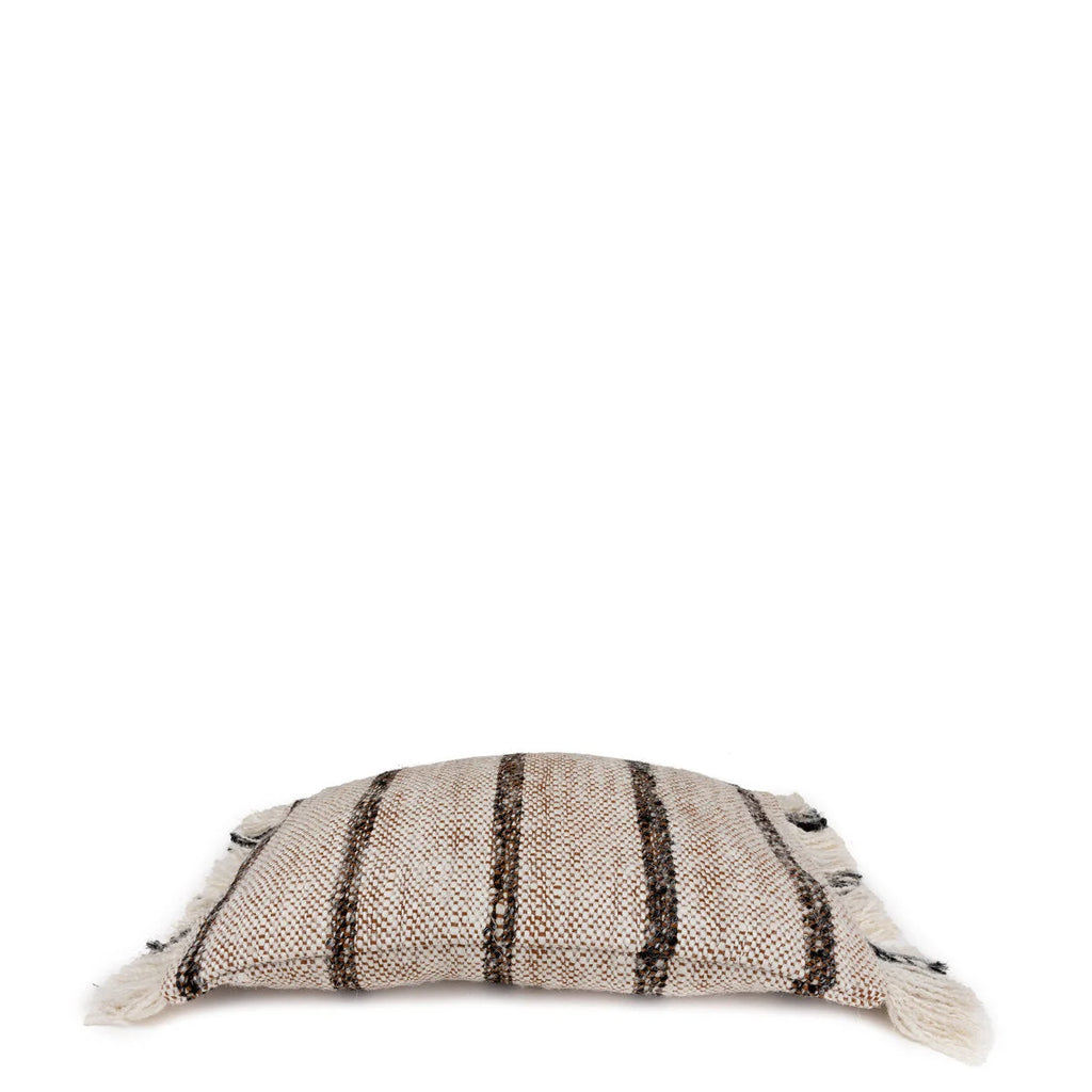 Coussin rectangulaire en coton beige avec rayures verticales foncées et franges