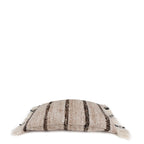 Coussin rectangulaire en coton beige avec rayures verticales foncées et franges