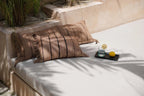 Housse de coussin rectangulaire en coton beige et noir avec franges et rayures verticales