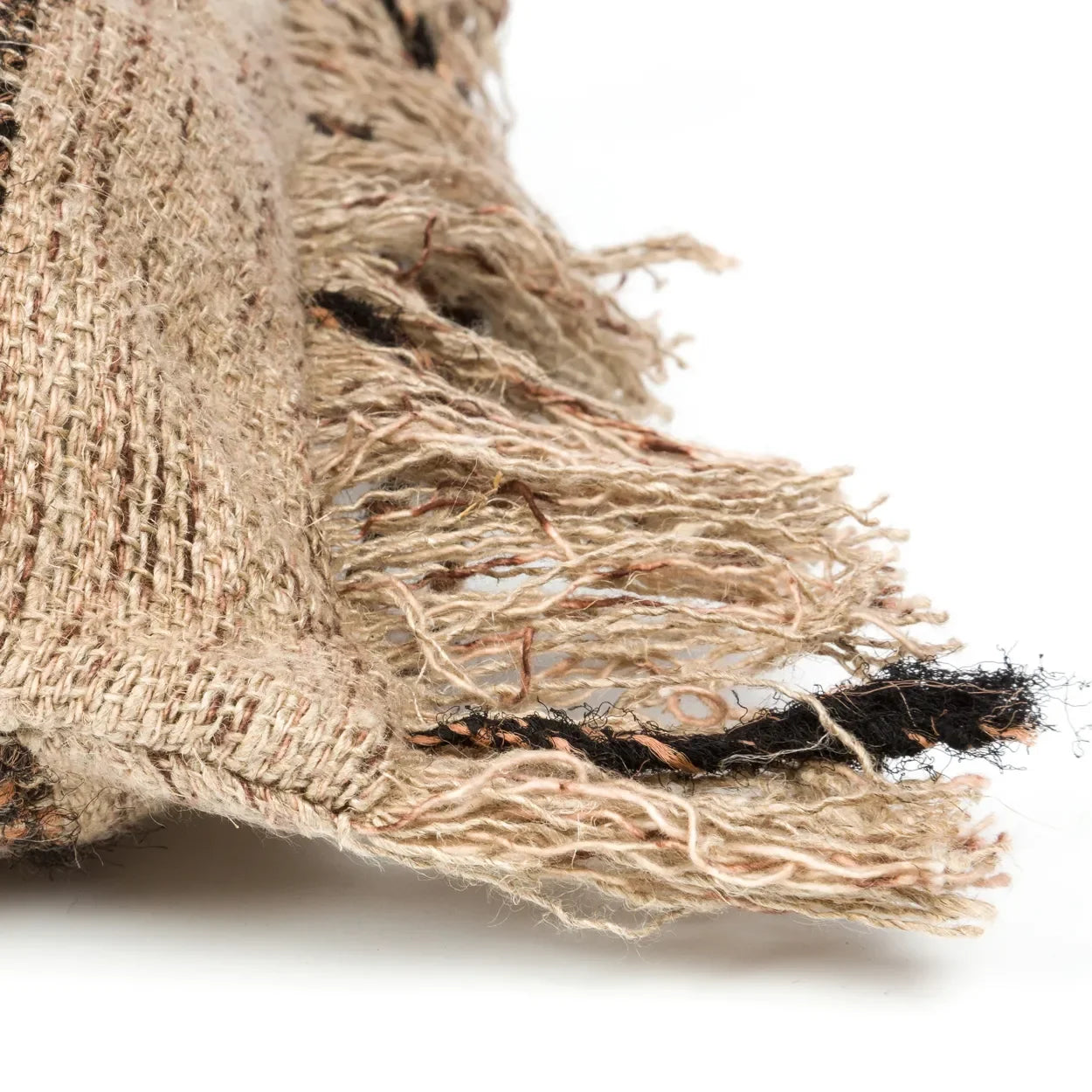 Housse de coussin rectangulaire en coton beige et noir avec tissu en jute brut à franges