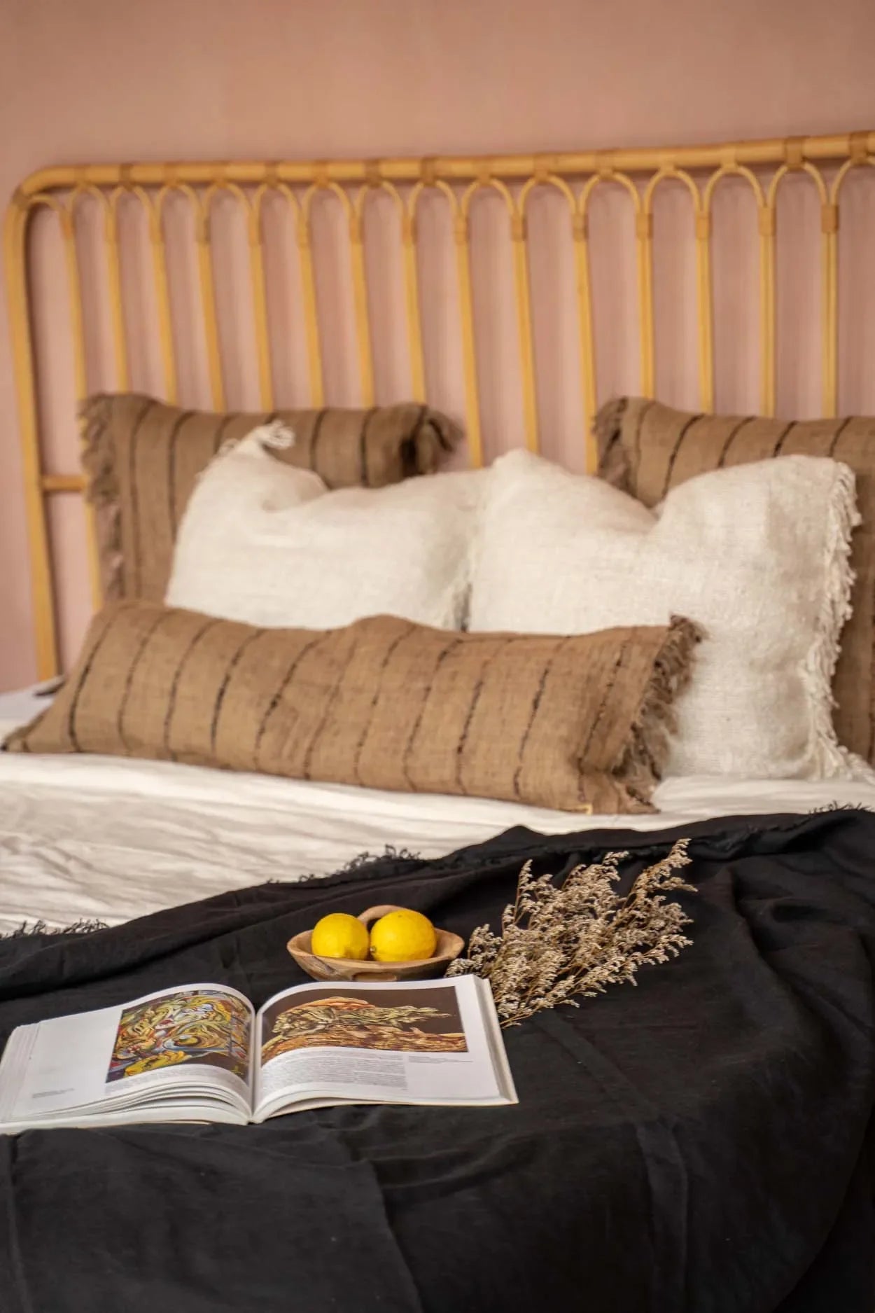 Housse de coussin rectangulaire en coton beige et noir à franges dans une chambre cosy