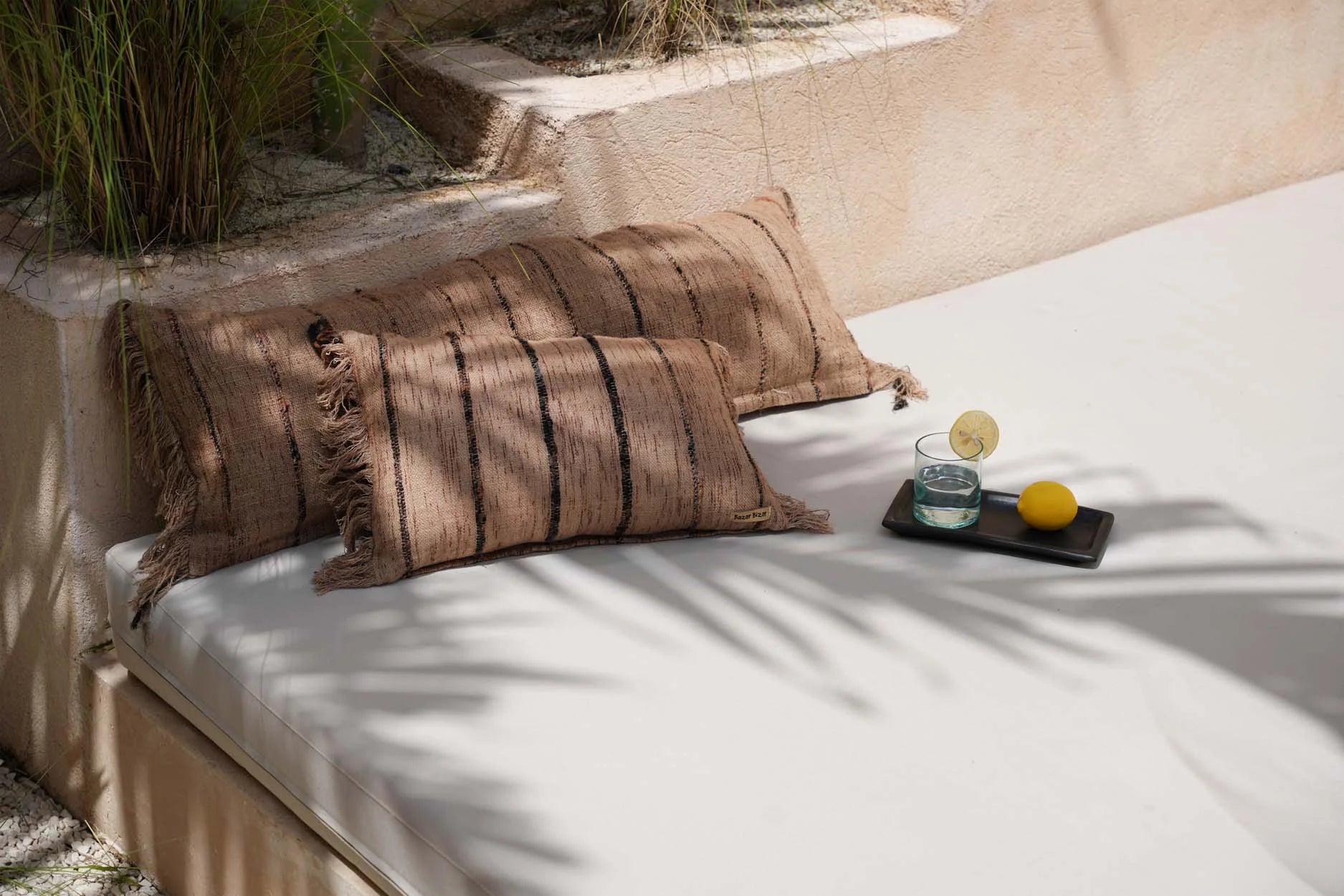 Coussin rectangulaire beige et noir en coton avec rayures et franges 35x100 cm