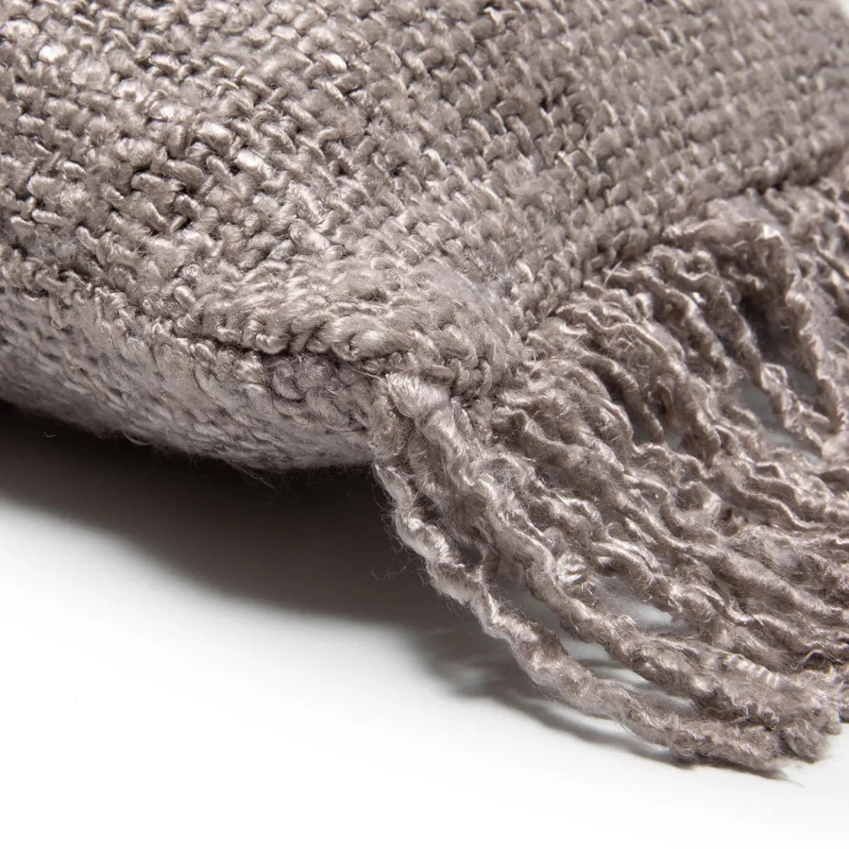 Coussin rectangulaire en coton gris perle avec frange shaggy, décoration intérieure élégante