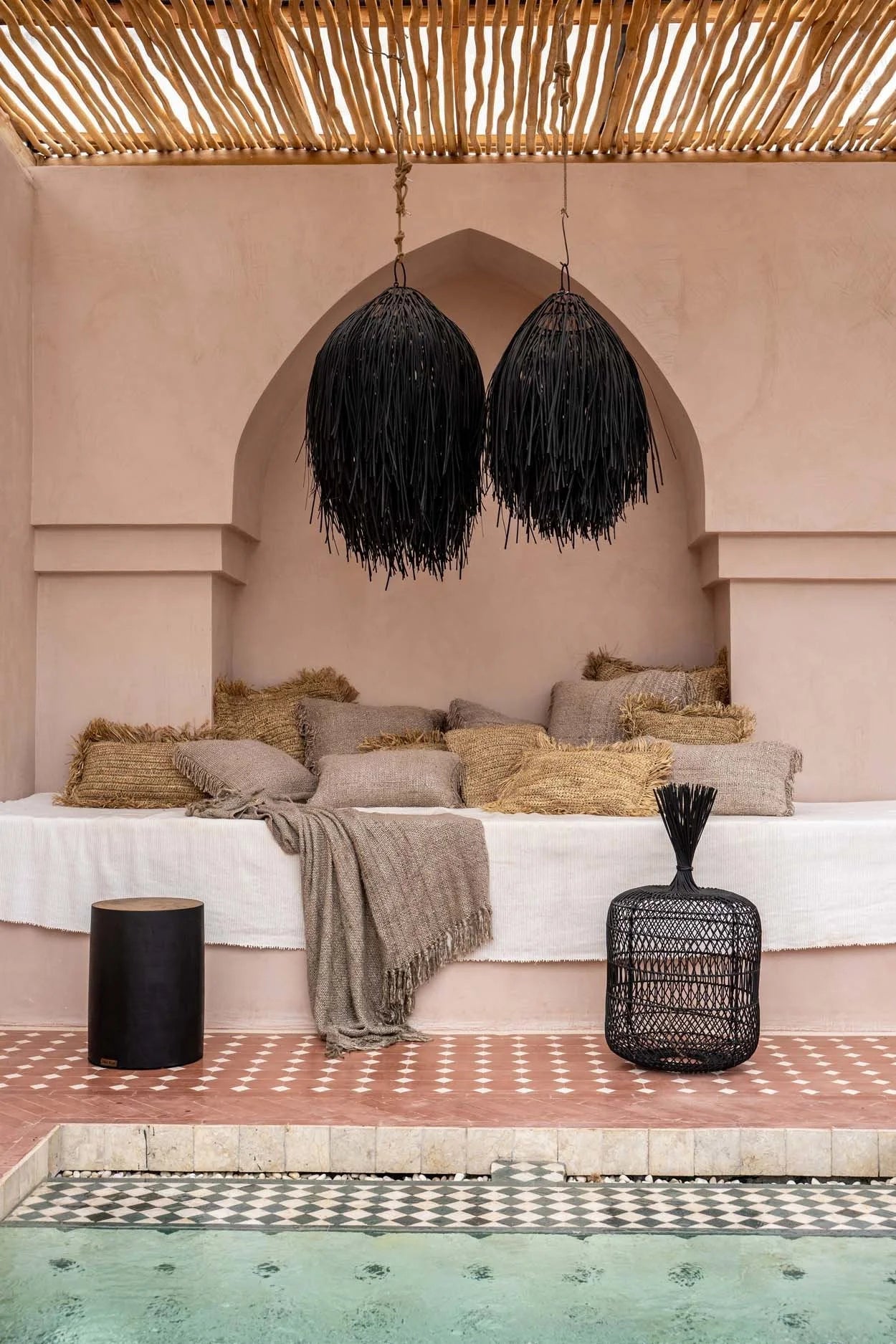 Suspension en forme de goutte noire texturée pour un éclairage moderne et élégant