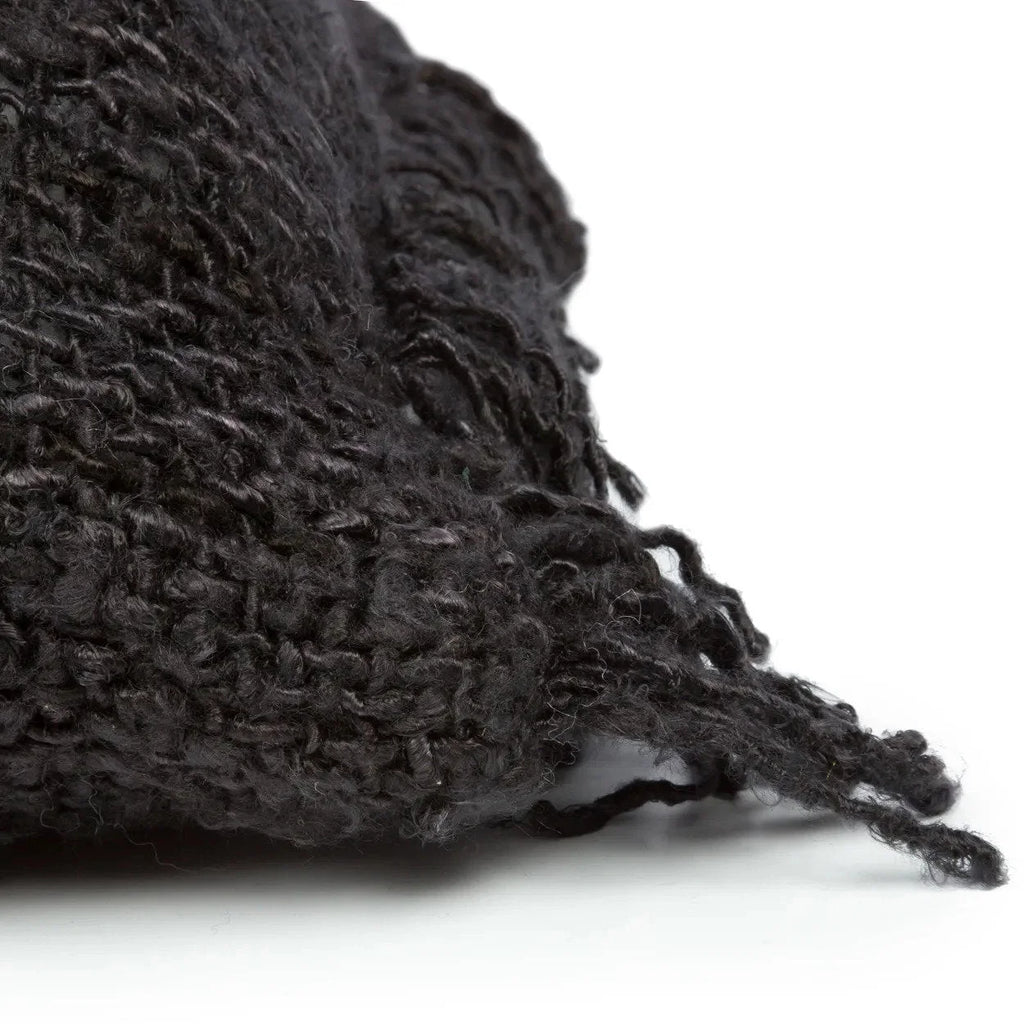 Bonnet en tricot noir texturé avec doublure blanche et franges