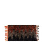 Écharpe frangée à motif chevron noir et orange sur coussin rectangulaire 30x50 cm