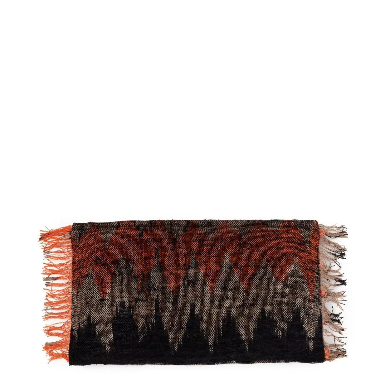 Écharpe frangée à motif chevron noir et orange sur coussin rectangulaire 30x50 cm