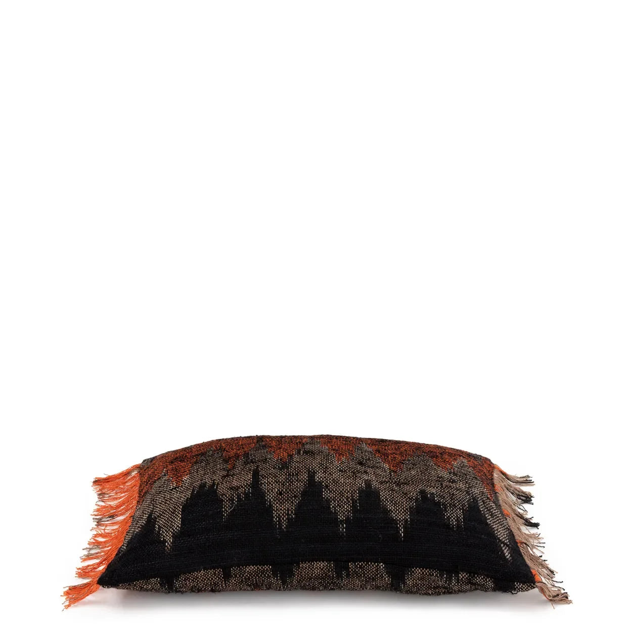 Coussin rectangulaire en coton noir orange à motif chevron et franges 30x50 cm