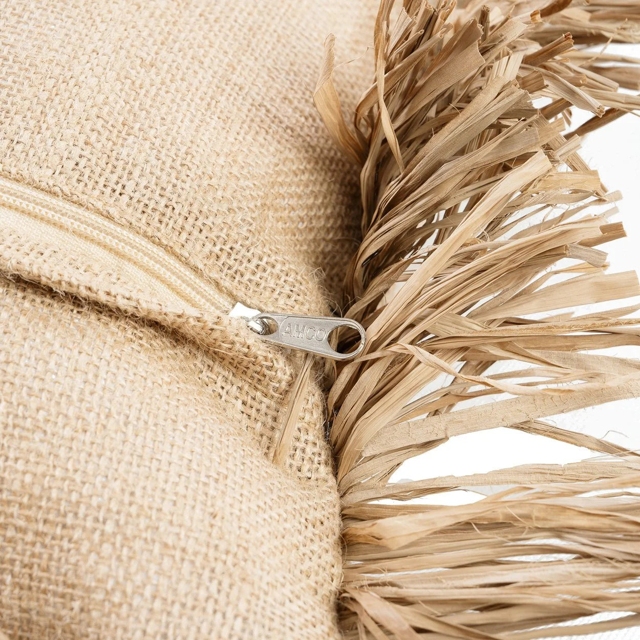 Coussin rectangulaire en jute naturel avec fermeture éclair et franges en raffia
