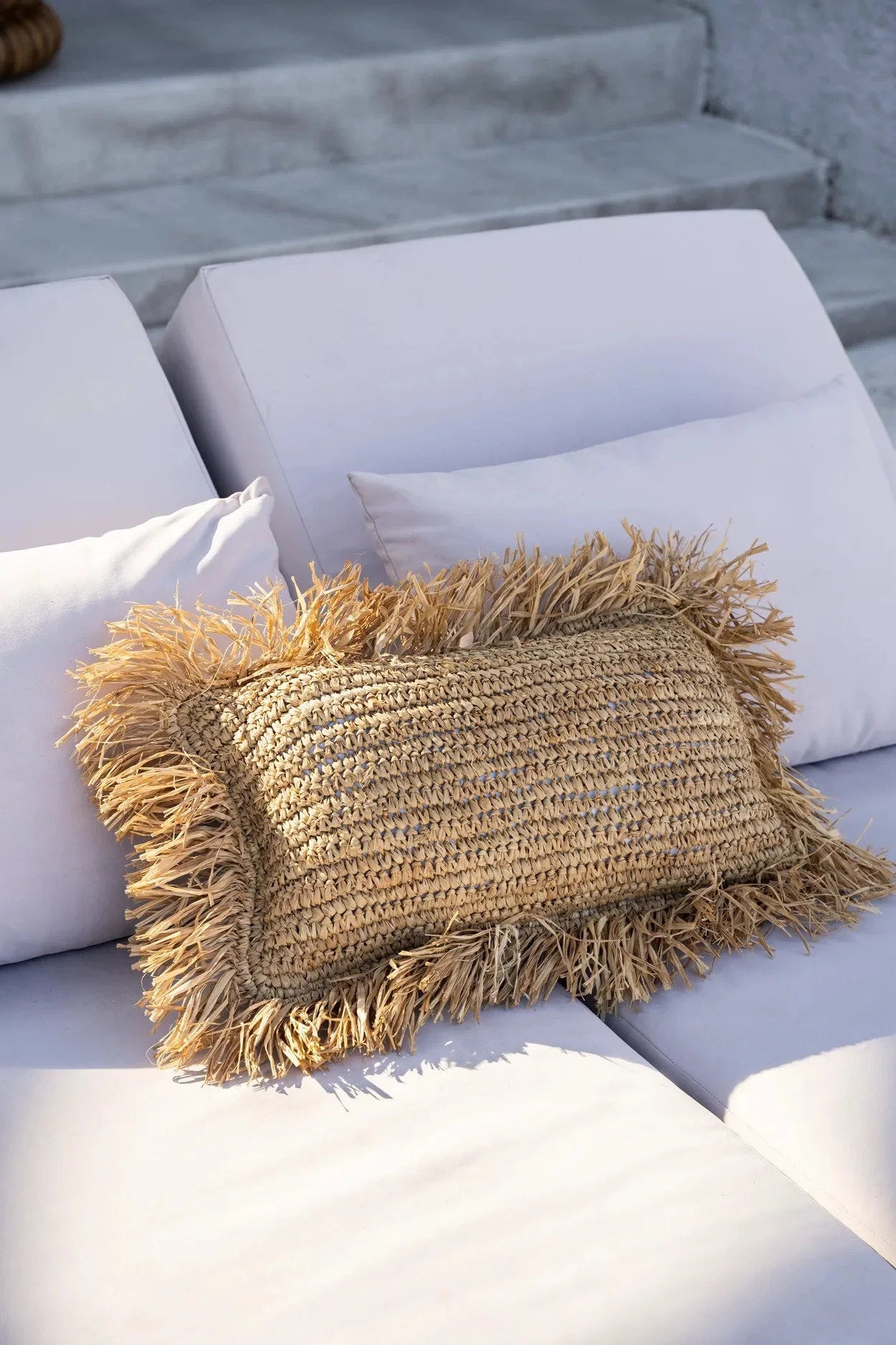 Coussin rectangulaire en raphia naturel avec franges pour décoration intérieure
