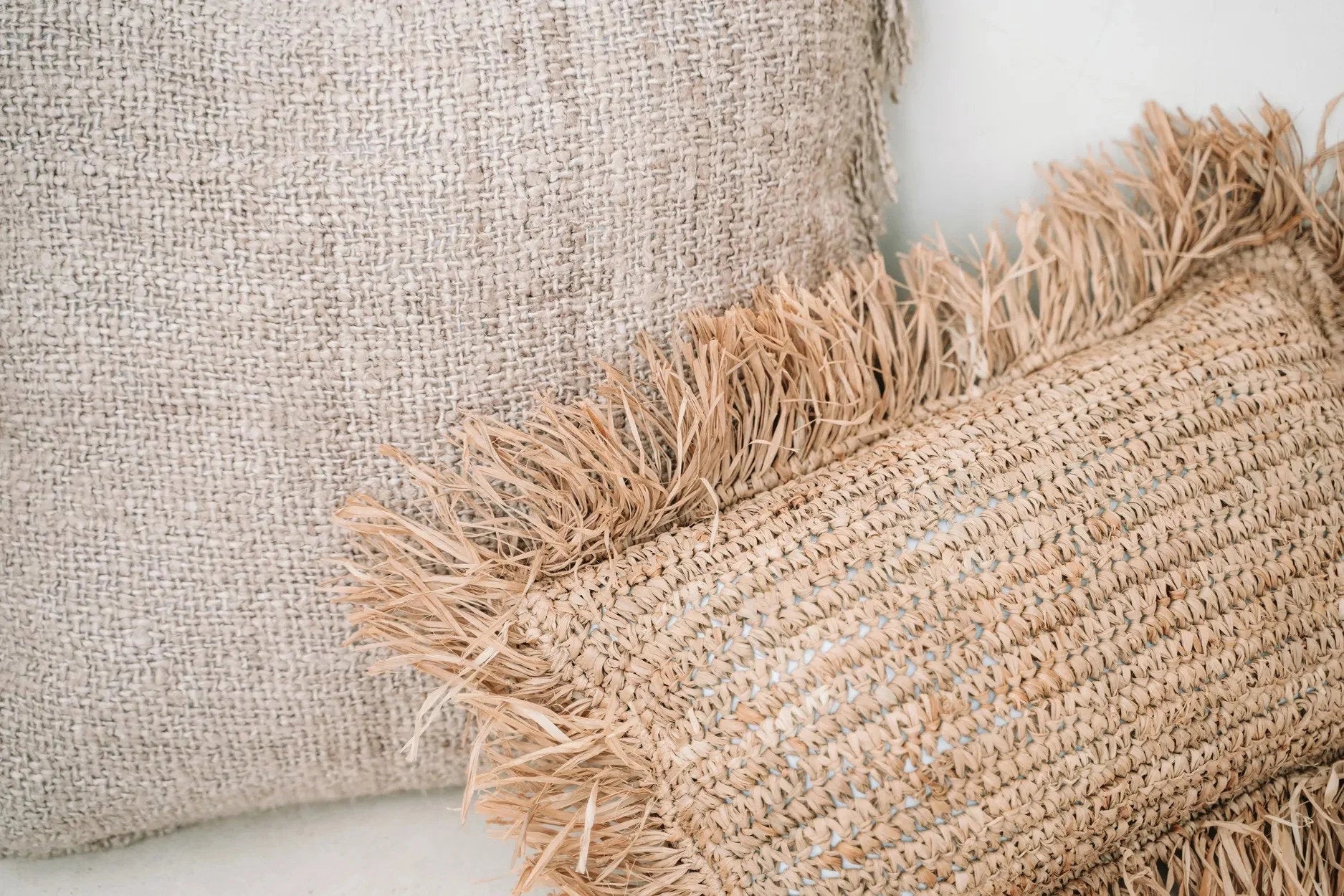 Housse de coussin rectangulaire en raphia naturel à franges avec deux coussins texturés