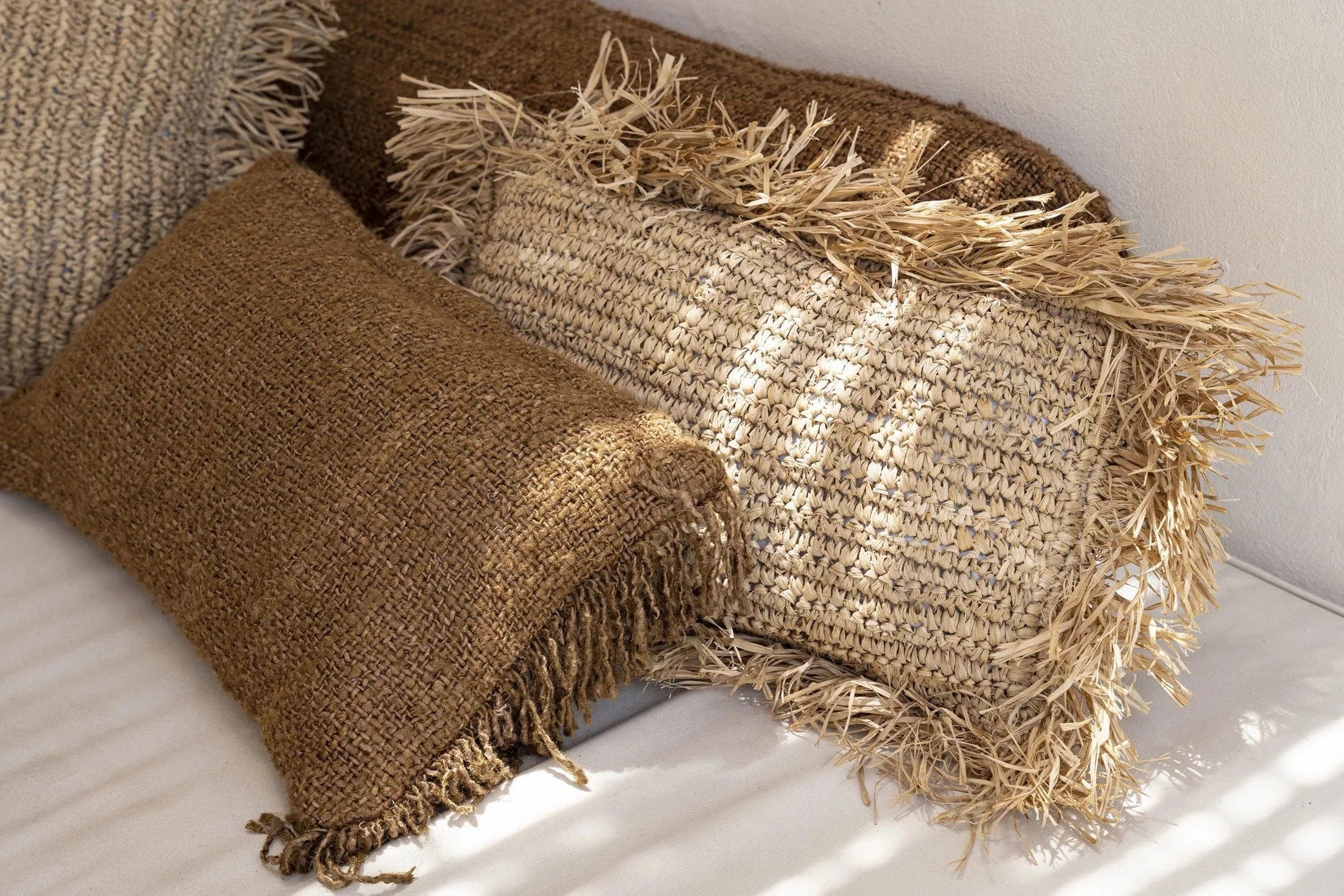 Coussins rectangulaires en raphia naturel avec franges tissés et texturés