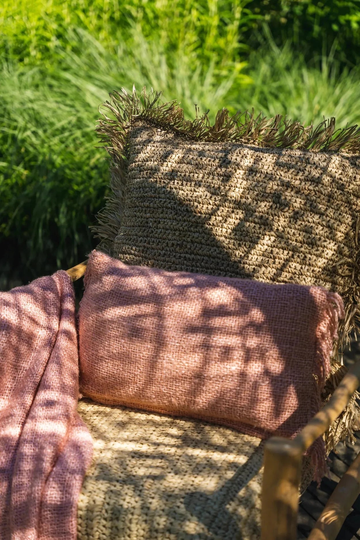 Housse de coussin rectangulaire saumon et vert avec coussins crochetés et couverture knit