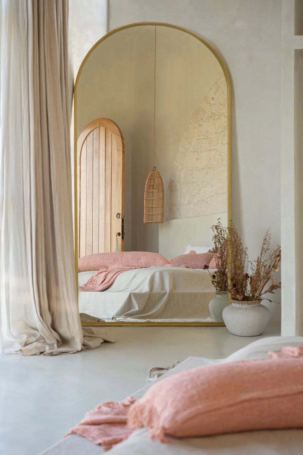 Miroir en arc avec cadre doré, parfait pour la décoration intérieure élégante