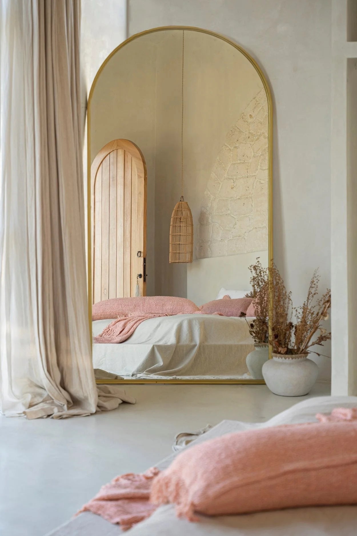 Miroir en arc avec cadre doré, parfait pour la décoration intérieure élégante