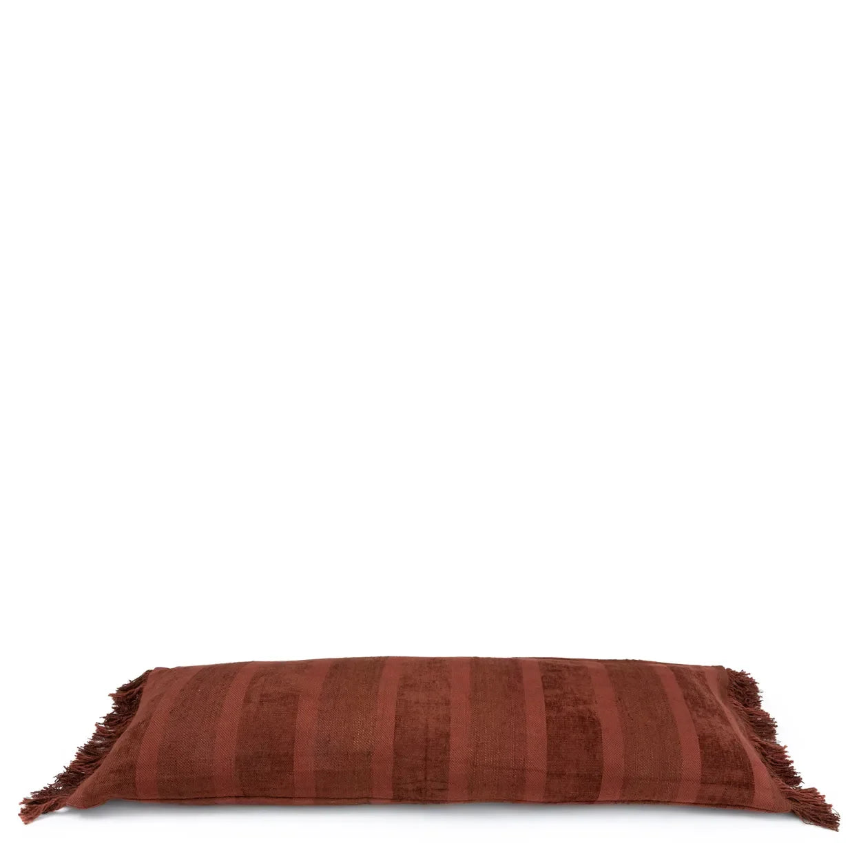 Coussin rectangulaire bordeaux en velours avec rayures brunes et franges