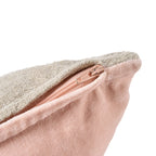 Housse de coussin rectangulaire en velours rose avec zip et liseré contrasté