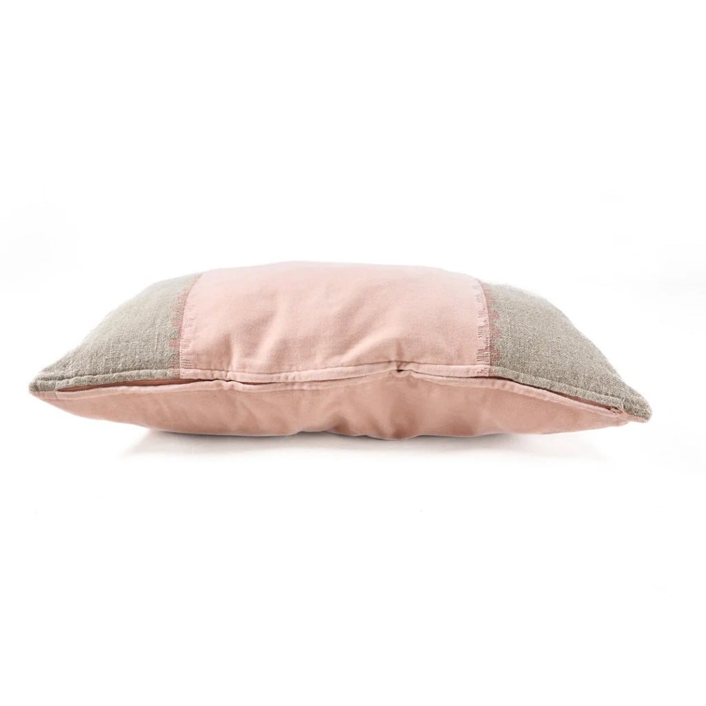 Housse de coussin rectangulaire en velours rose et lin greige texturé